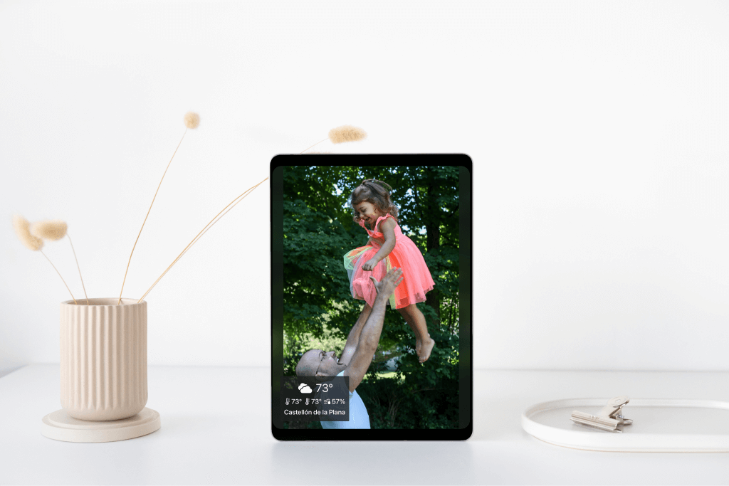 Grandparents viewing grandchildren photos on iPad with Digital Photo Frame App Grandparents viewing grandchildren photos on iPad with Digital Photo Frame App