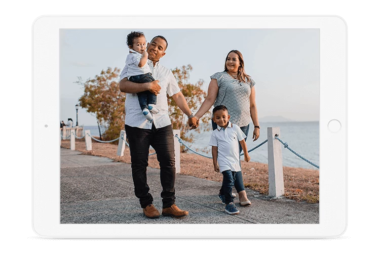 iPhone zeigt eine Familien-Foto-Diashow mit der Digital Photo Frame App