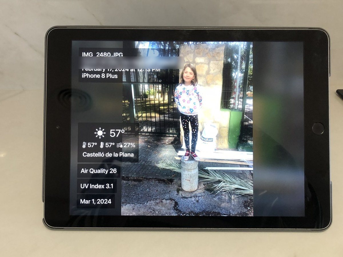 Un iPad como marco de fotos en una encimera con la fecha de la foto, el tiempo y la calidad del aire